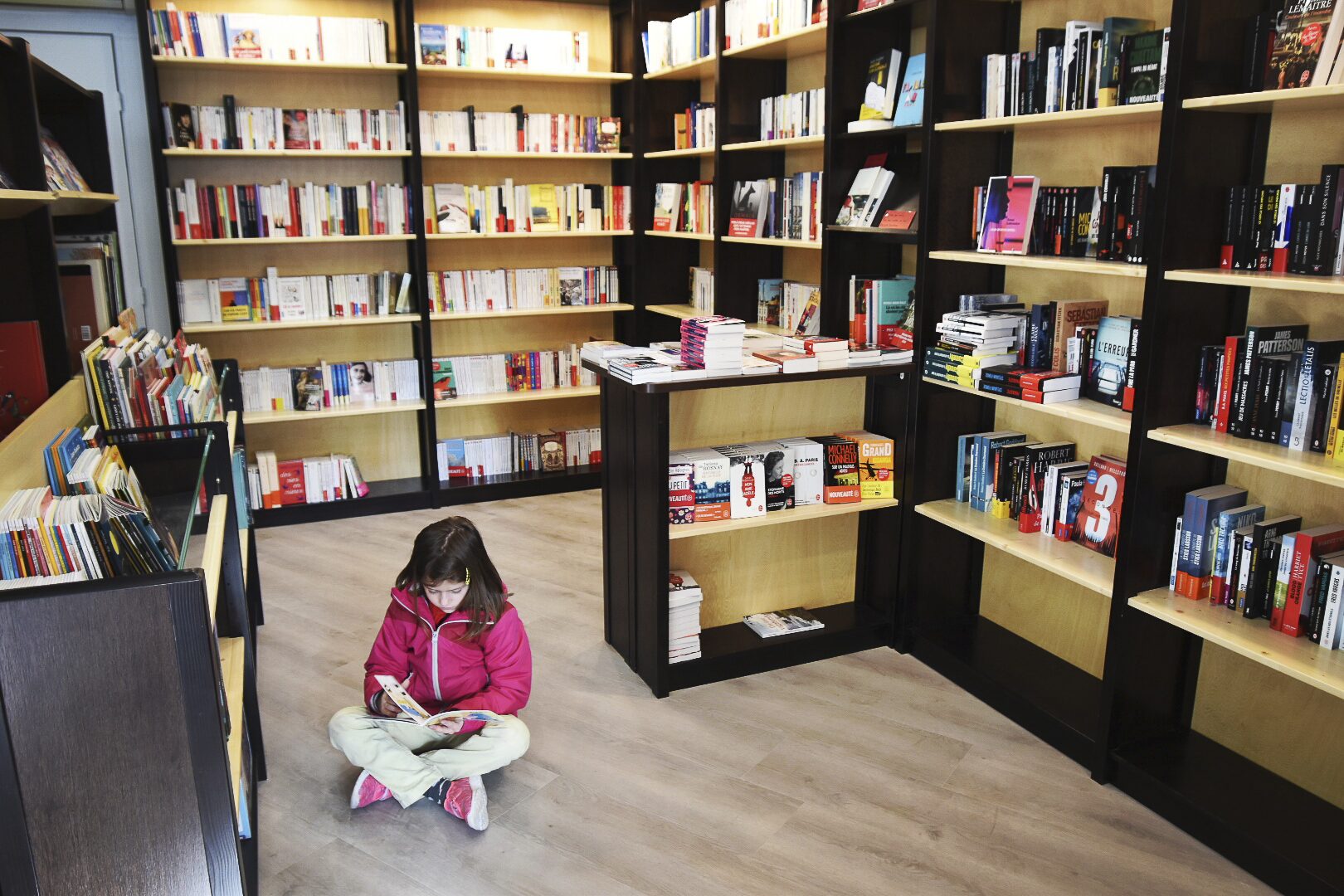 Devanture bleue de la librairie Mots en Lignes à Courbevoie